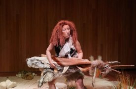 Foto de una escena de la obra teatral "Nea, la última neandertal"