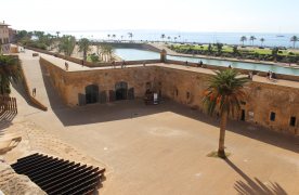 El museu està ubicat a les antigues murades de la ciutat. 