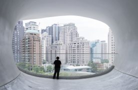 Conocido mundialmente por su estética cavernosa, el Teatro Nacional de Taiwan es uno de los múltiples espacios que el holandés Iwan Baan capturó con su cámara.  Considerado como uno de los principales fotógrafos de arquitectura en la actualidad, el Museo ICO recoge por primera vez una exhaustiva retrospectiva sobre su trabajo a través de una amplia selección de proyectos realizados durante los últimos 20 años. 