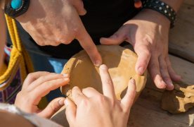 Mans fent un bol de ceràmica fet a mà