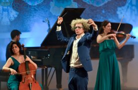 Eduard Iniesta caracteritzat com a Beethoven i acompanyat d'altres músics