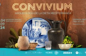 Cartel de la exposición con el título 'Convivium. Arqueología de la Dieta Mediterránea;; las fechas 21.04 al 01.09, el texto 'entrada gratuita', una selección de piezas de la expo, como un plato con decoración azul y blanca, una jarra negra, y varios recipientes cerámicos. En la parte inferior aparecen los logos de los patrocinadores sobre fondo azul. 