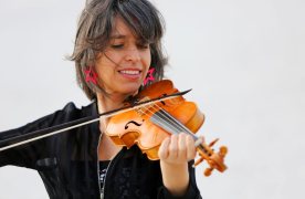 Imatge d'Amandine Beyer, violí solista i directora del concert