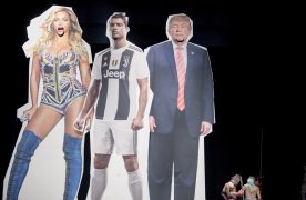 Imatge de l'espectacle. Es veuen les reproduccions gegants de Beyoncé, Cristiano Ronaldo i Donald Trump