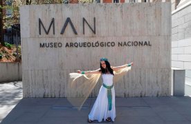 Actriz del cuento teatralizado "Ihé, la cantora de Amón" frente a la entrada del Museo Arqueológico Nacional