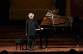 András Schiff a un escenari davant un piano