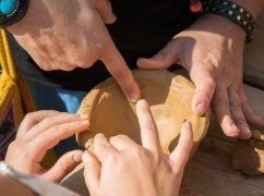 Mans fent un bol de ceràmica fet a mà
