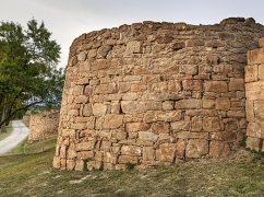 Primer pla d'una torre de la muralla de la ciutat ibèrica d'Ullastret