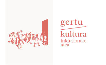 Logo Gertu Kultura - Inklusiorako atea, donde se ilustra un grupo de personas entrando por una peurta roja