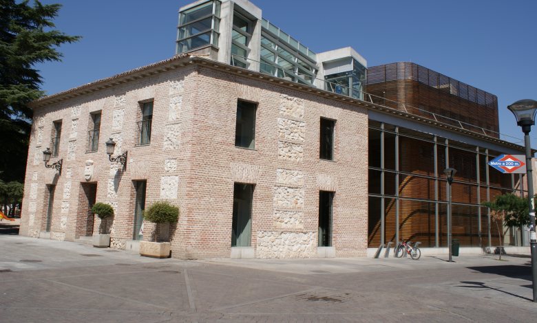 Fachada principal de la Biblioteca Municipal "Rafael Alberti"