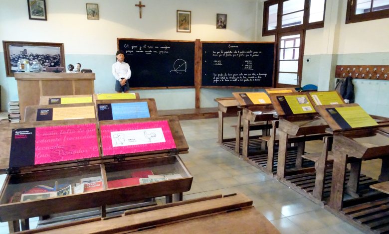 Imagen del interior de la escuela de los años 50: pupitres, libros, etc. 