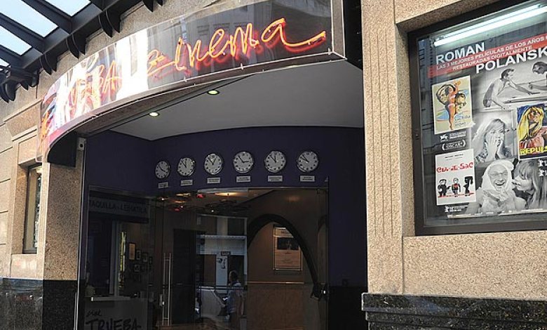 Foto del exterior de los cines Trueba de Gros