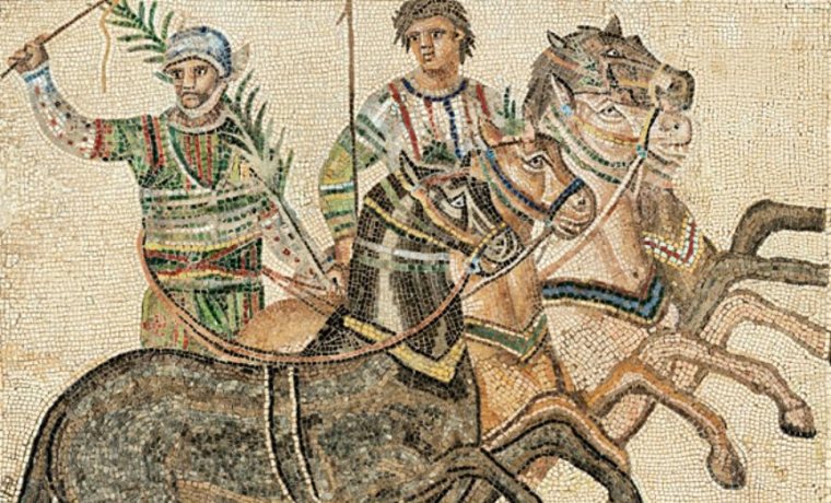 Mosaico representado carrera de cuadrigas, con cuatro caballos, un jinete y un asistente
