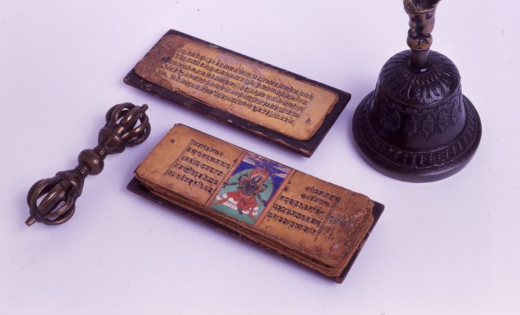 Foto de vajra, ghanta y un par de manuscritos budistas © Museo Nacional de Antropología