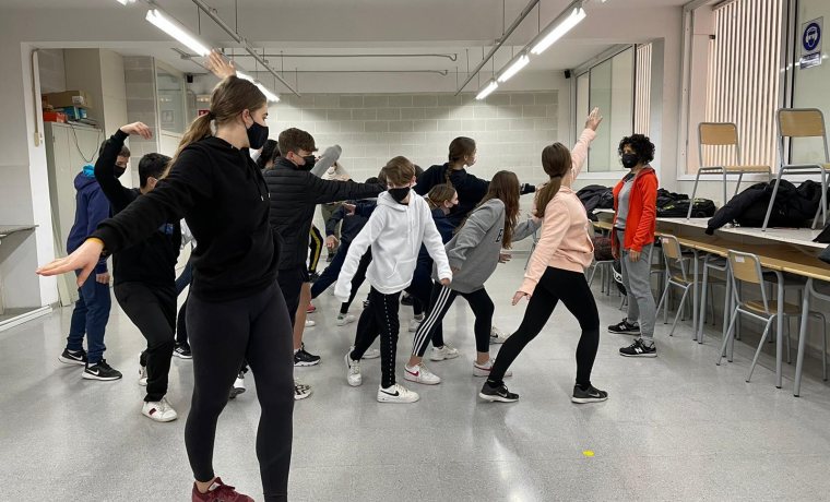 Grup d'alumnes ballant en una aula.