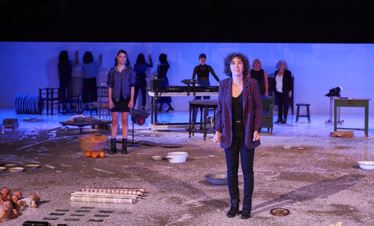 Carlota Subirós sube al escenario del TNC una versión contemporánea de 'La  plaça del Diamant' – Artezblai