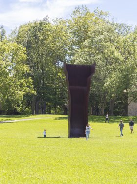 Fotografía del exterior de Chillida Leku, con personas paseando por el jardín