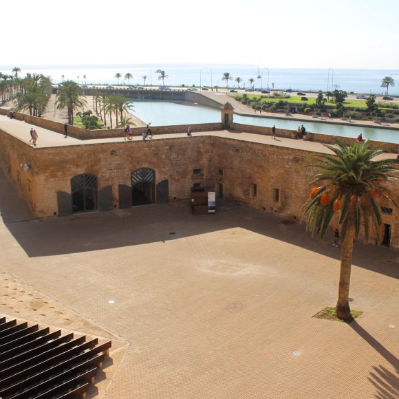 El museu està ubicat a les antigues murades de la ciutat. 