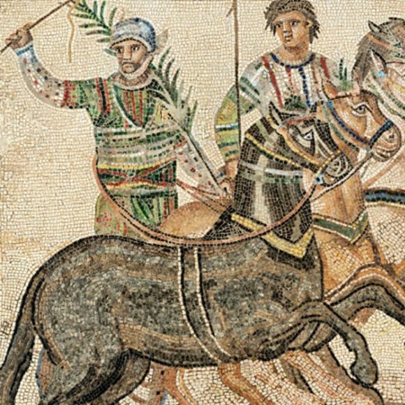 Mosaico representado carrera de cuadrigas, con cuatro caballos, un jinete y un asistente