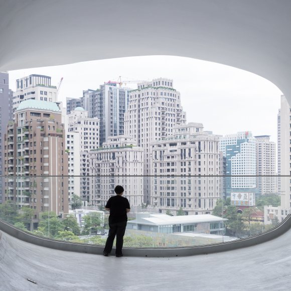 Conocido mundialmente por su estética cavernosa, el Teatro Nacional de Taiwan es uno de los múltiples espacios que el holandés Iwan Baan capturó con su cámara.  Considerado como uno de los principales fotógrafos de arquitectura en la actualidad, el Museo ICO recoge por primera vez una exhaustiva retrospectiva sobre su trabajo a través de una amplia selección de proyectos realizados durante los últimos 20 años. 