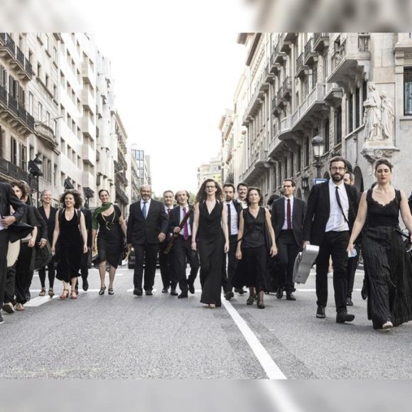 Músics de Vespres d'Arnadí caminant per un carrer