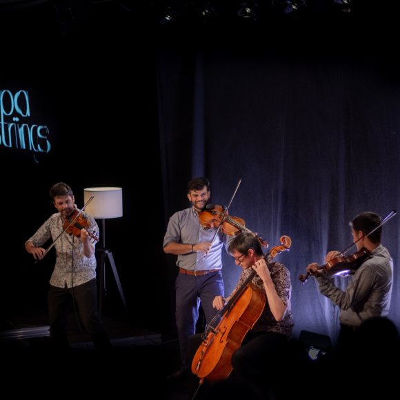 Grup Aupa Strings tocant dalt d'un escenari