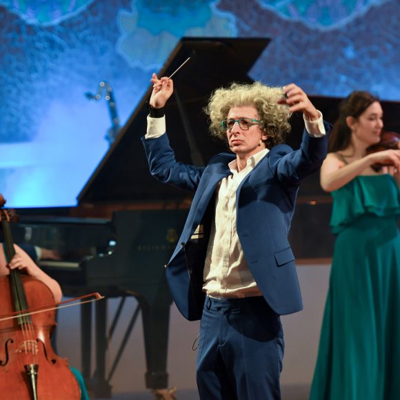 Eduard Iniesta caracteritzat com a Beethoven i acompanyat d'altres músics