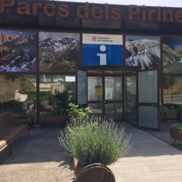 Porta d'entrada de la casa dels Parcs dels Pirineus