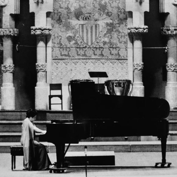 Alicia de Larrocha tocant el piano a l'escenari del Palau de la Música Catalana