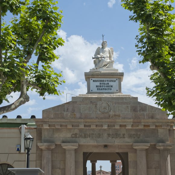 Pòrtic d'entrada cementiri de Poblenou