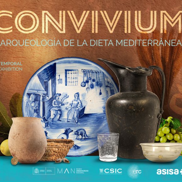 Cartel de la exposición con el título 'Convivium. Arqueología de la Dieta Mediterránea;; las fechas 21.04 al 01.09, el texto 'entrada gratuita', una selección de piezas de la expo, como un plato con decoración azul y blanca, una jarra negra, y varios recipientes cerámicos. En la parte inferior aparecen los logos de los patrocinadores sobre fondo azul. 