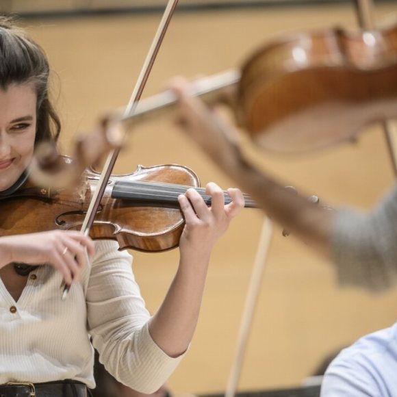 Maria Florea tocant el violí