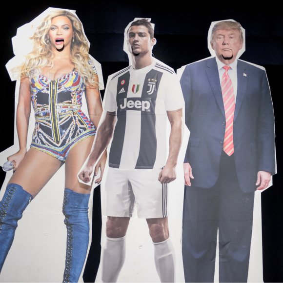 Imatge de l'espectacle. Es veuen les reproduccions gegants de Beyoncé, Cristiano Ronaldo i Donald Trump