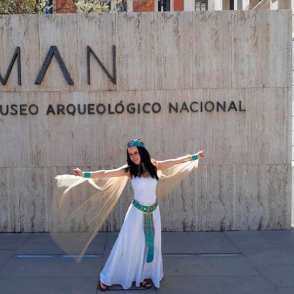 Actriz del cuento teatralizado "Ihé, la cantora de Amón" frente a la entrada del Museo Arqueológico Nacional