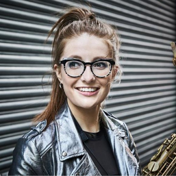 Jess Gillam, saxo