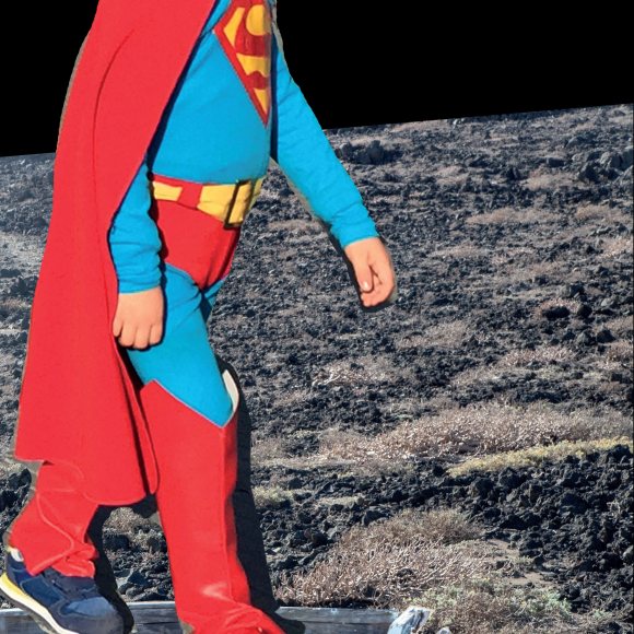 Nen disfressat de superman dins una pastera