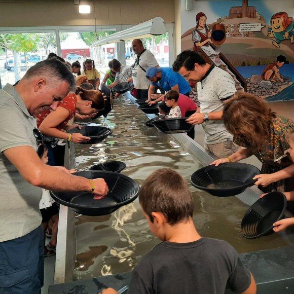 Taller artesanal de recerca d'or a l'espai dels safareigs del Centre d'Interpretació de l'Or del Segre