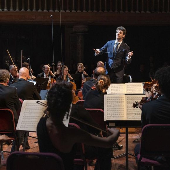 Andrés Salado dirigint una orquestra