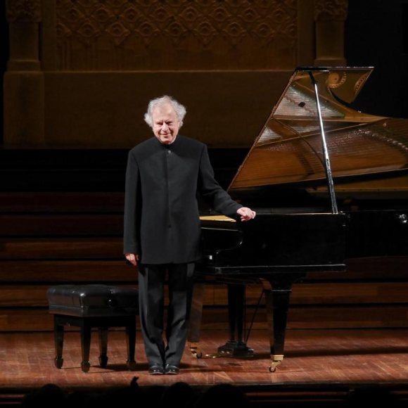 András Schiff a un escenari davant un piano