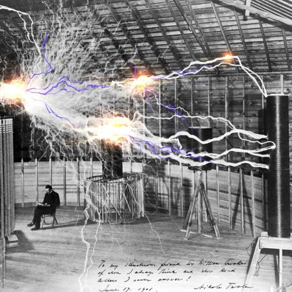 Nikola Tesla en su laboratorio de Colorado Springs