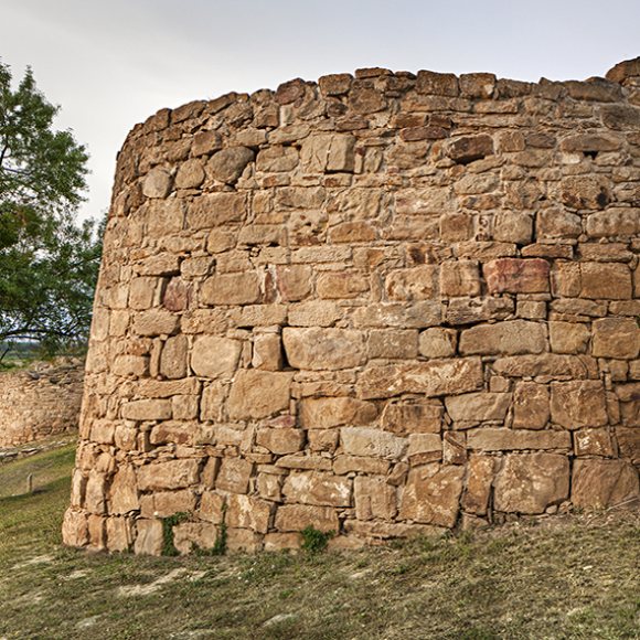 Primer pla d'una torre de la muralla de la ciutat ibèrica d'Ullastret